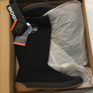 NEW women’s Bogs size 9 black summit rain boots